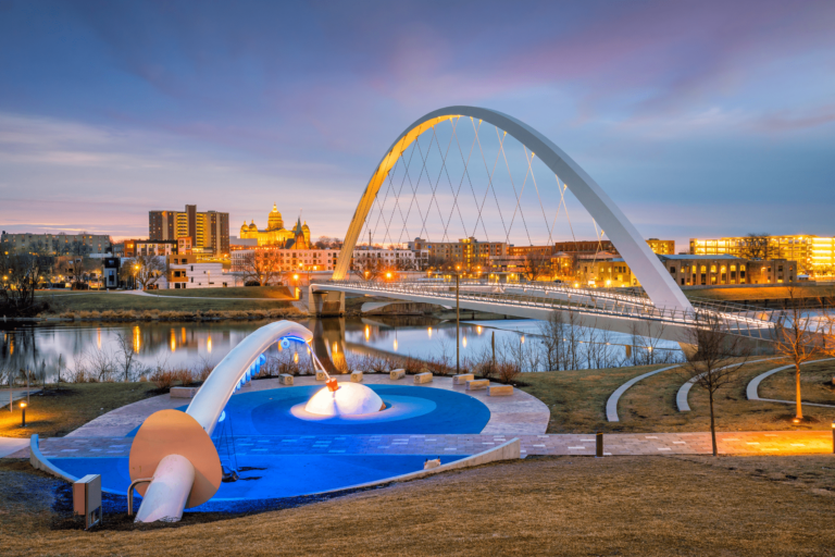 Image of the city Des Moines with bridge